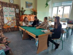 Rok szkolny 2022-2023 - 12. Swietlica czyta dzieciom